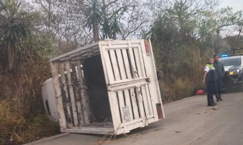 Se voltea camioneta en la carretera Las Trancas – Coatepec