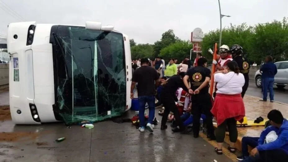 Camión de pasajeros que había salido de Veracruz,  sufre volcadura en Nuevo león 53 lesionados