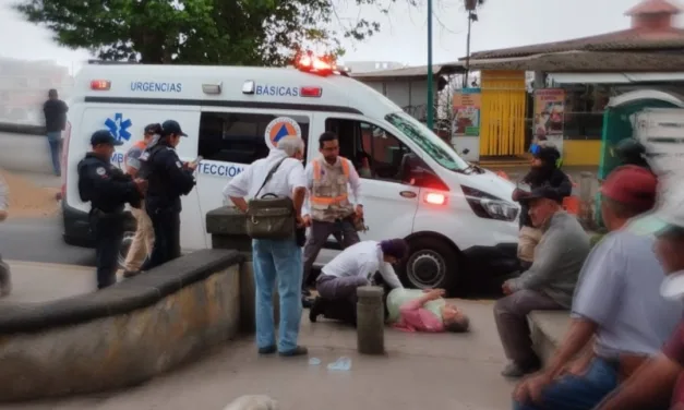 Persona sufre caída en el centro de Xalapa