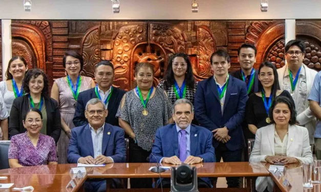 Egresadas y egresados UV recibieron la Medalla al Mérito Estudiantil