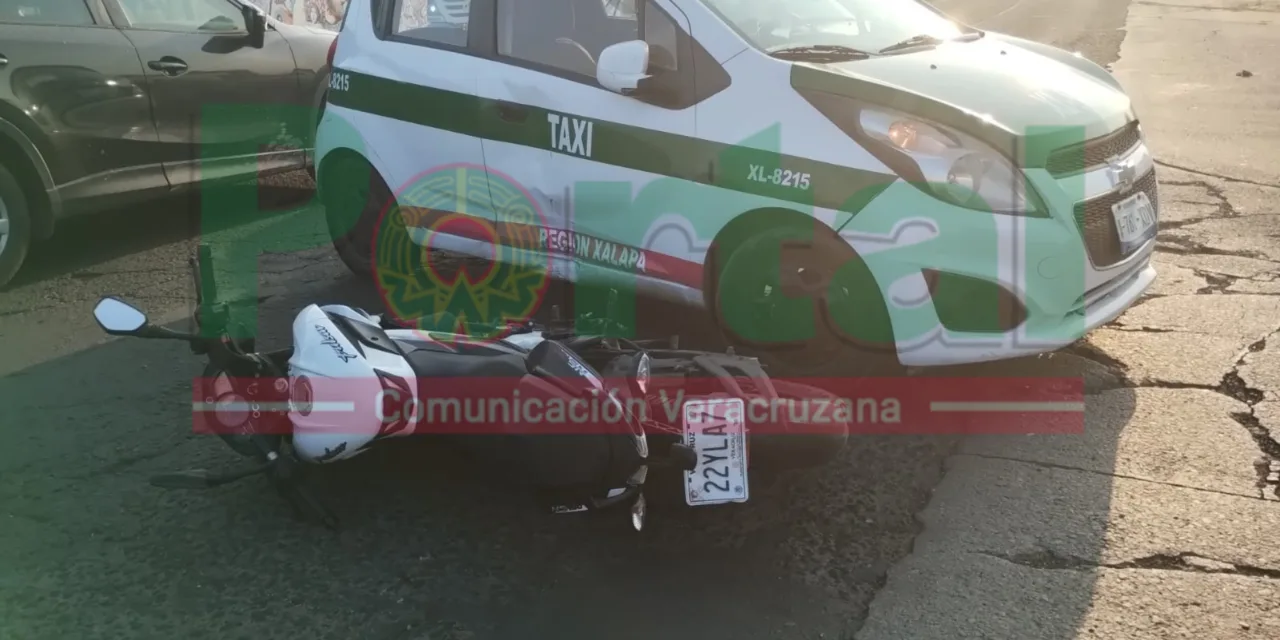 Motociclista se impacta con taxi en la entrada a La Pradera