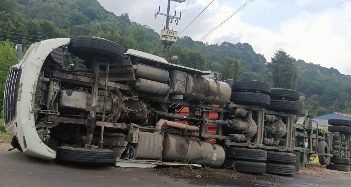 Se voltea tráiler en le carretera  Perote – Xalapa, a la altura de Piletas