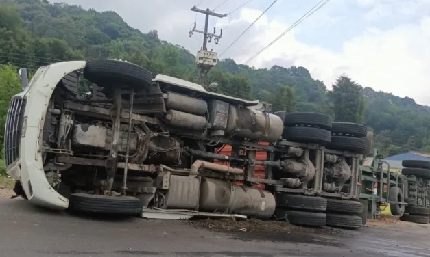 Se voltea tráiler en le carretera  Perote – Xalapa, a la altura de Piletas