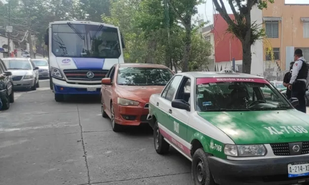 Choca taxi y vehículo particular en la avenida Pípila