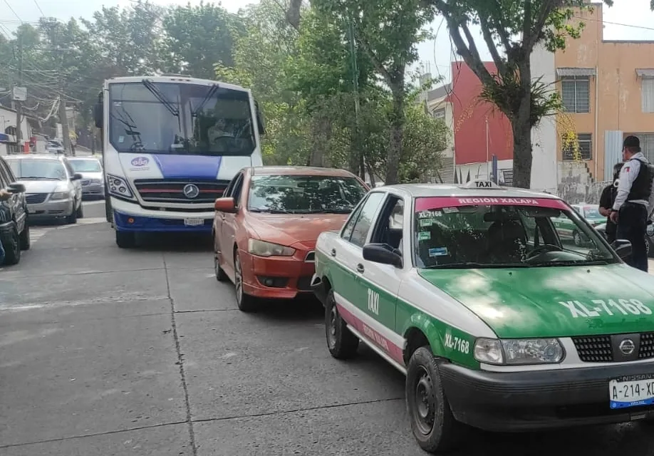 Choca taxi y vehículo particular en la avenida Pípila