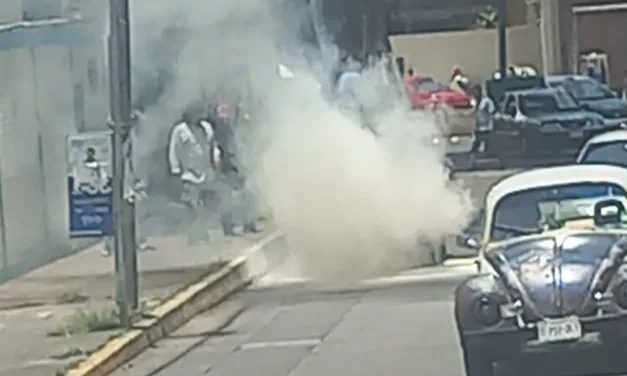 Se incendia vehículo a un costado de la clínica 66 del IMSS, Xalapa