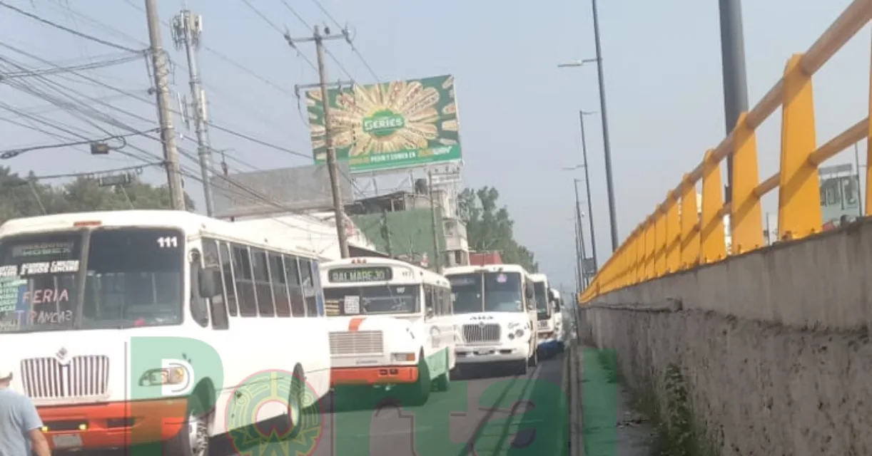 Chocan dos camiones del transporte público en la Av. Lázaro Cárdenas