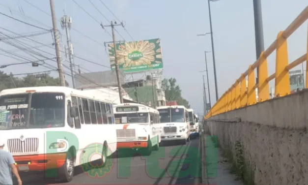 Chocan dos camiones del transporte público en la Av. Lázaro Cárdenas