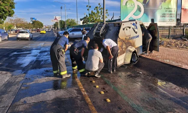 Video: Arde en llamas camión de valores con efectivo en Culiacán