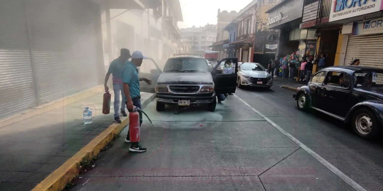 Se incendia camioneta en el centro de Xalapa