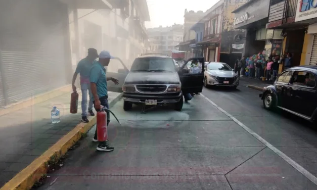 Se incendia camioneta en el centro de Xalapa