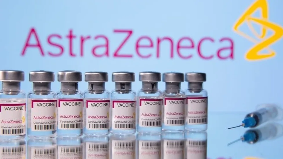 AstraZeneca confesó ante un tribunal que su vacuna contra elcovid-19 podría traer un “efecto secundario raro”.