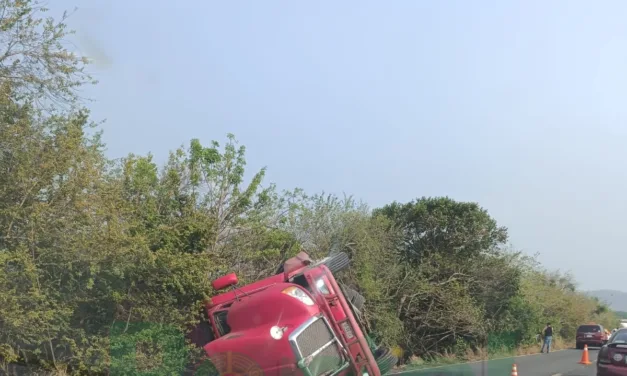 Se voltea tráiler en la carretera 180 Cardel – Poza Rica