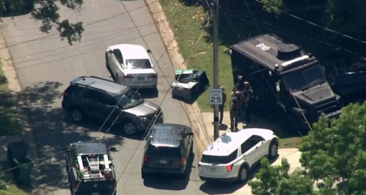 Mueren tres policías tras un tiroteo en una residencia de Carolina del Norte,