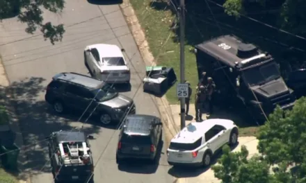Mueren tres policías tras un tiroteo en una residencia de Carolina del Norte,