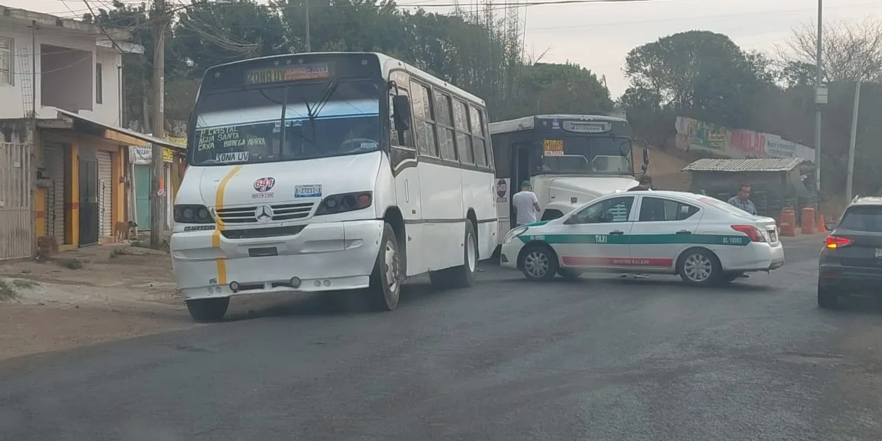 Taxi y camión de pasajeros chocan en la carretera Xalapa-Alto Lucero