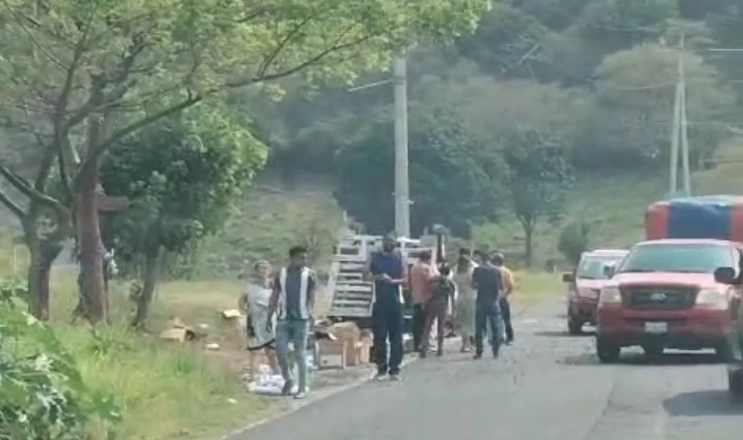 Se voltea camioneta en la carretera Xalapa- Alto Lucero