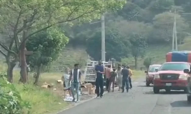 Se voltea camioneta en la carretera Xalapa- Alto Lucero
