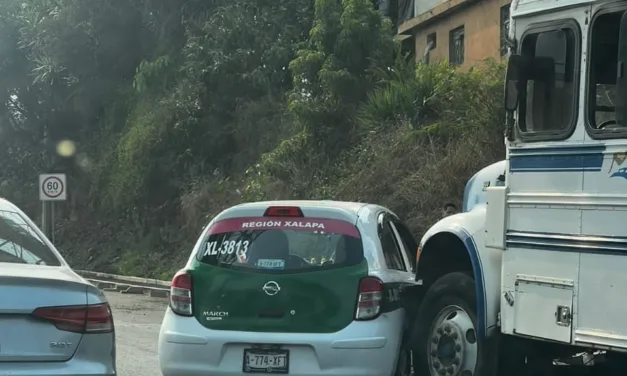 Accidente de tránsito en la carretera Xalapa-Veracruz, a la altura de Las Trancas