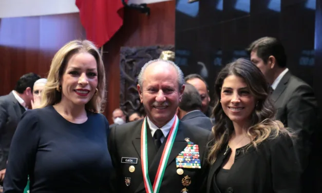 Entrega Senado medalla de honor al Secretario de Marina