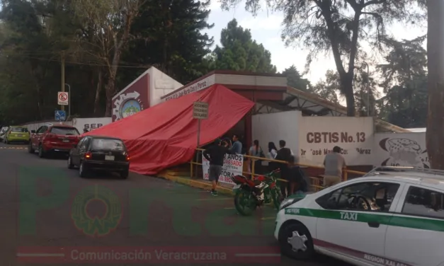 Amanecen tomada la escuela CBTIS 13 de Xalapa