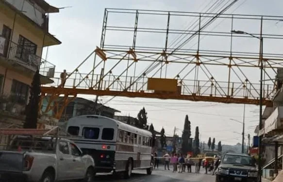 Manifestantes cierran la avenida Bolivia en Xalapa