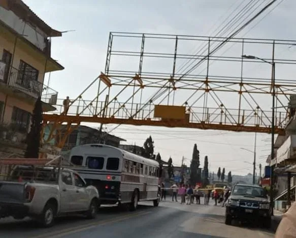 Manifestantes cierran la avenida Bolivia en Xalapa
