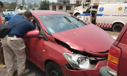 Accidente de tránsito en la avenida Lázaro Cárdenas, a la altura de Finanzas