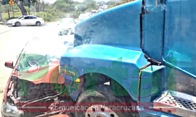 Camión cañero impacta vehículo en la Antonio Chedraui Caram