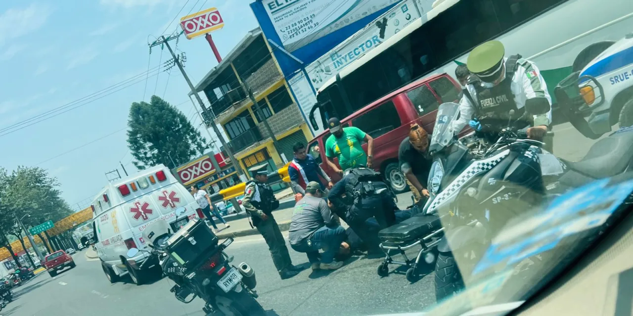 Motociclista de la SSP sufre accidente en la avenida Lázaro Cárdenas