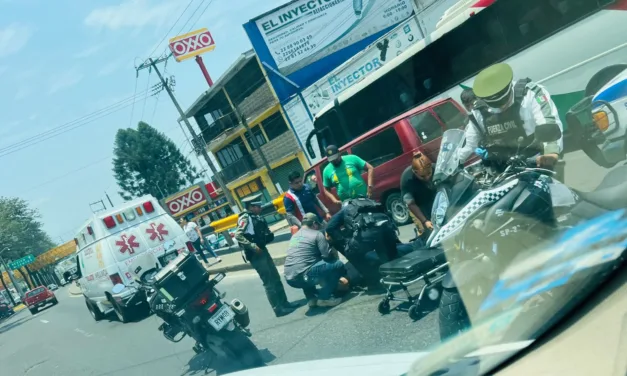 Motociclista de la SSP sufre accidente en la avenida Lázaro Cárdenas