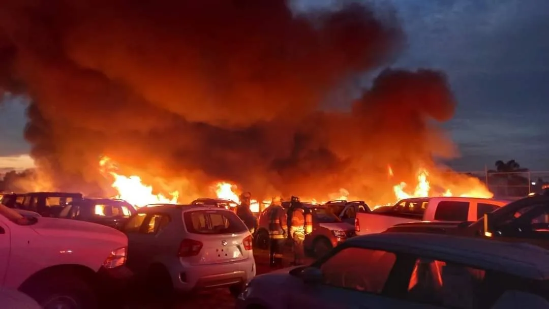Vídeo: 100 vehículos son consumidos por el fuego en Aguascalientes,  el incendio fue provocado!