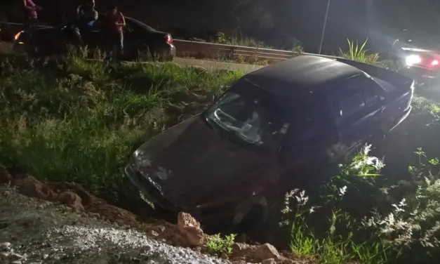 Vehículo se sale de la carretera en el libramiento de Coatepec