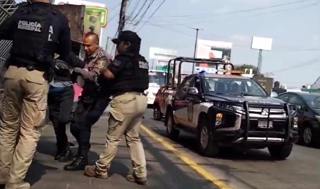 Video: Detienen a mujer con arma blanca  afuera de la Central de Autobuses de Xalapa