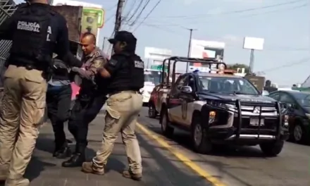Video: Detienen a mujer con arma blanca  afuera de la Central de Autobuses de Xalapa