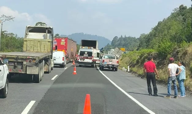 Se voltea tráiler en el autopista Perote – Xalapa