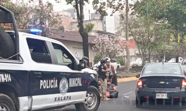 Mujer atropellada por motociclista en Ruiz Cortines
