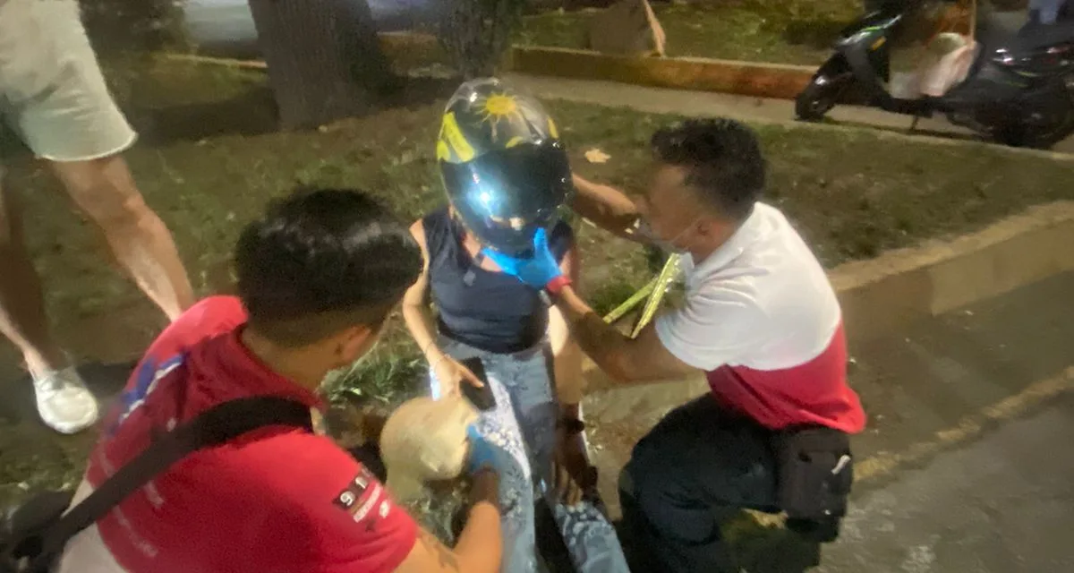 Mujer motociclista derrapó en la avenida Lázaro Cárdenas, Xalapa