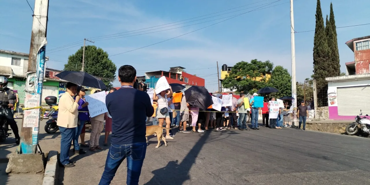 Manifestantes cierran la circulación en la avenida Hernández Castillo, Xalapa