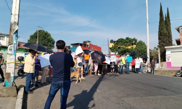 Manifestantes cierran la circulación en la avenida Hernández Castillo, Xalapa