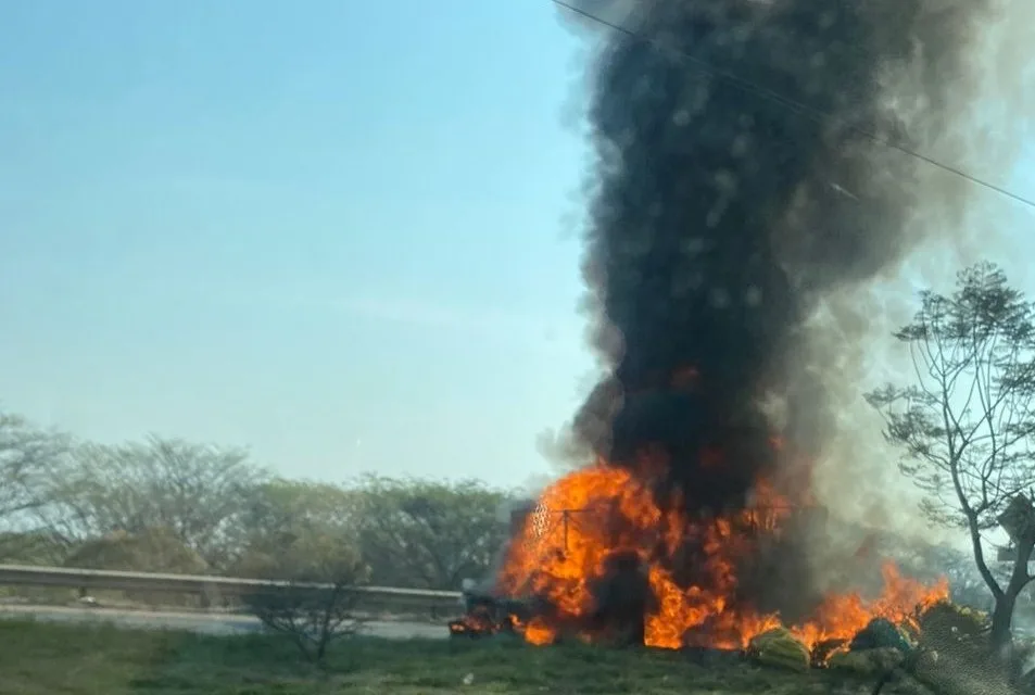 Se incendia camioneta a la altura de Plaza El Juguete, Xalapa