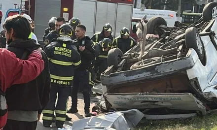Combi vuelca con 20 pasajeros en la Ignacio Zaragoza; hay dos muertos