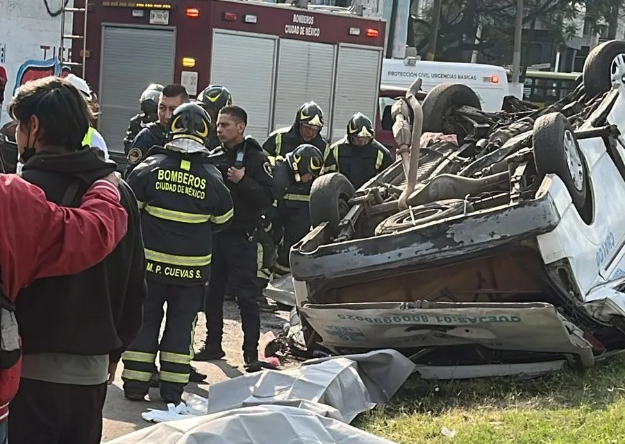 Combi vuelca con 20 pasajeros en la Ignacio Zaragoza; hay dos muertos