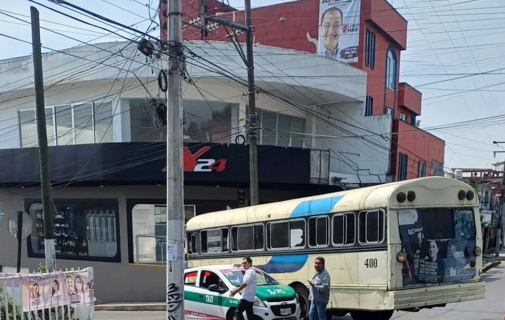Taxi  y camión de pasajeros chocan en el Sumidero, Xalapa