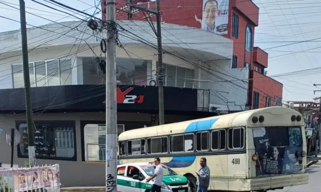 Taxi  y camión de pasajeros chocan en el Sumidero, Xalapa