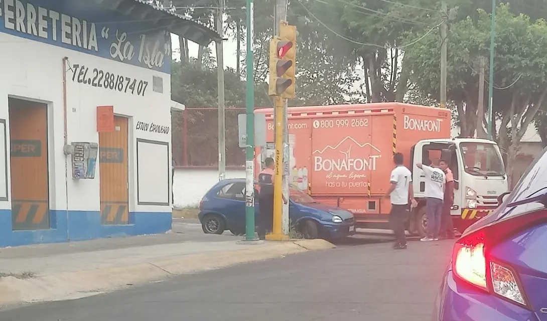 Accidente de tránsito sobre la avenida 20 de Noviembre, Xalapa