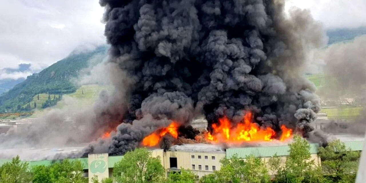 Video: Se registra incendio de fabrica en Italia