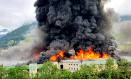 Video: Se registra incendio de fabrica en Italia