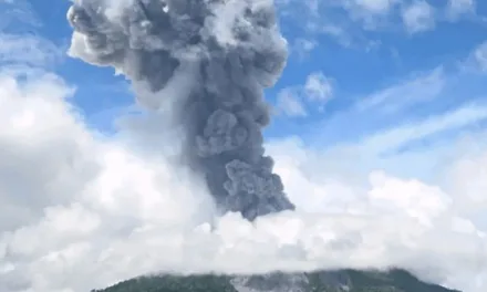 Monte Ibu, en Indonesia, entra en erupción Expulsó columna de humo de 1.5 km