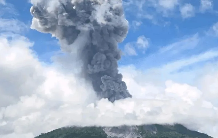 Monte Ibu, en Indonesia, entra en erupción Expulsó columna de humo de 1.5 km